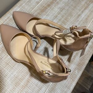Liz Claiborne nude colored heels size 8.5